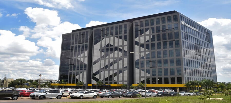 Banco do Brasil (BBAS3) anuncia R$ 2,7 bi em dividendos e JCP, além de lucro recorde em 2024.