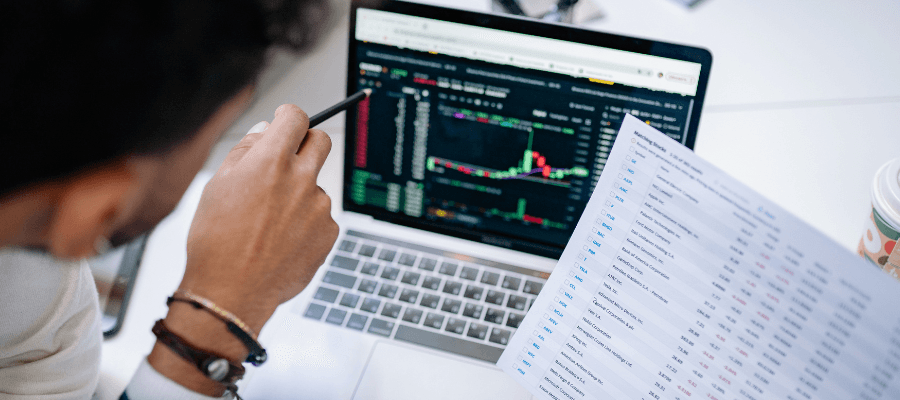 Quais indicadores analisar antes de investir em ações e como evitar decisões superficiais