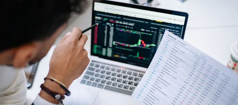 Quais indicadores analisar antes de investir em ações e como evitar decisões superficiais