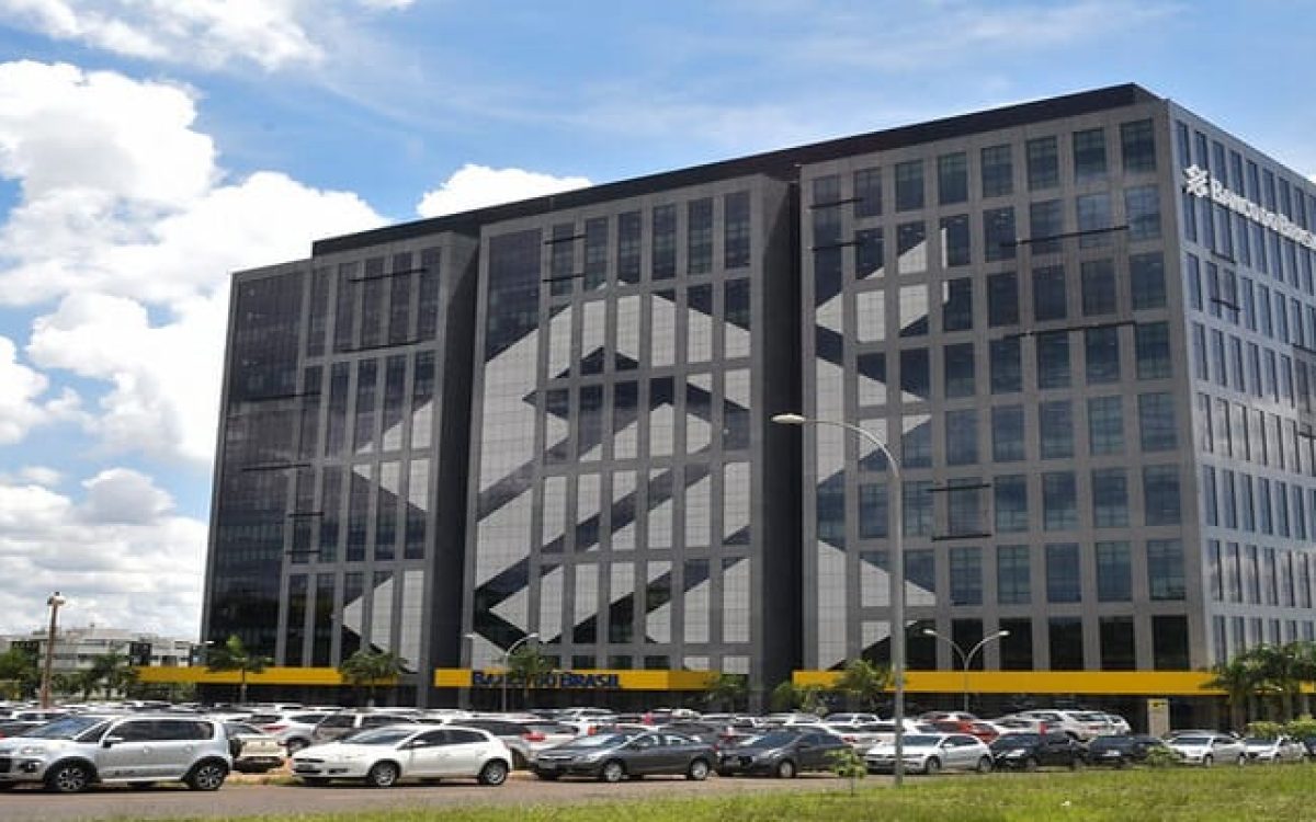 Banco do Brasil (BBAS3) anuncia R$ 2,7 bi em dividendos e JCP, além de lucro recorde em 2024.