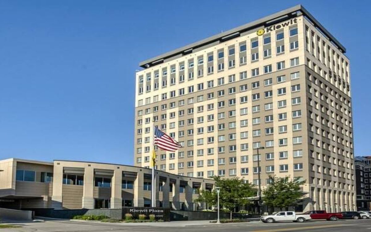 Berkshire Hathaway (BERK34) tem lucro operacional recorde e aumenta caixa para US$ 334 Bi