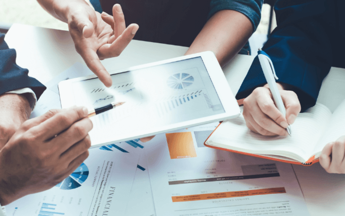 Top-down ou Bottom-up: Qual abordagem realmente leva a decisões melhores no mercado brasileiro