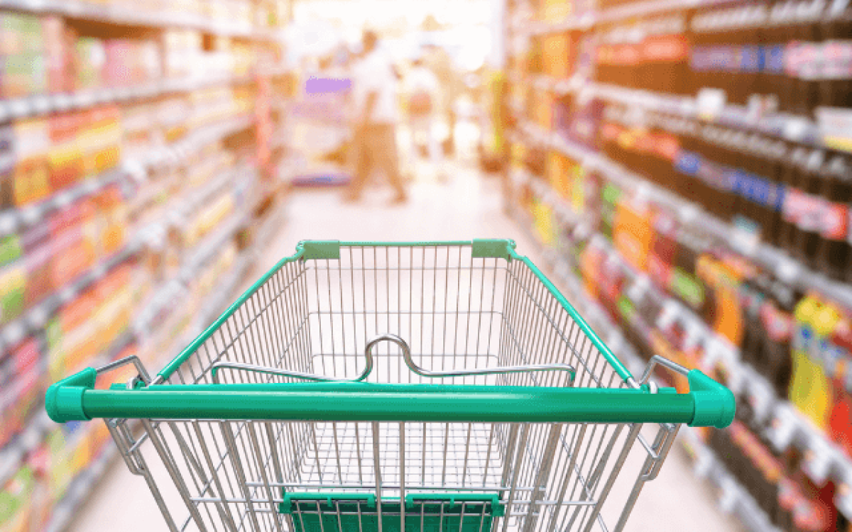 Vendas no varejo caem 0,3% em agosto: Influenciadas por artigos de uso pessoal e doméstico.